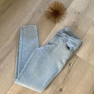 Old Navy Super Skinny Mid-Rise size 4 light wash perfect for summer spring beach